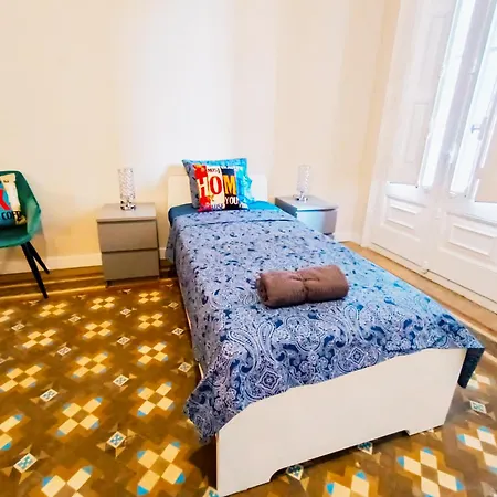 Hostel - Roger De Lluria *