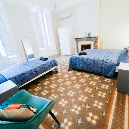 Hostel - Roger De Lluria *