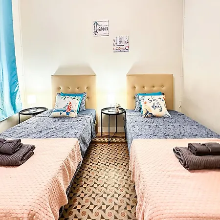 - Roger De Lluria Hostel Barcelona